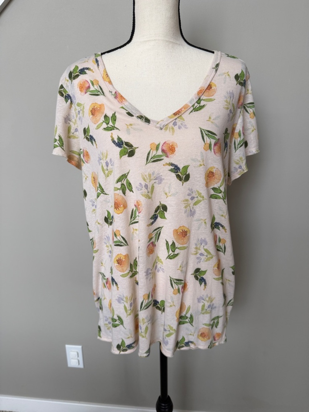 Women’s Floral V-Neck Tee in Light Blush